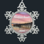 Newport Beach Balboa Pier Schneeflocken Zinn-Ornament<br><div class="desc">Dieses Ornament ist ein einzigartiger Sake,  um sich an jeden Besuch in Newport Beach in Kalifornien zu erinnern. Ändern Sie das Datum in das aktuelle Jahr. Der Stil des Schriftartes,  die Größe,  die Farbe und die Lage können geändert werden.</div>