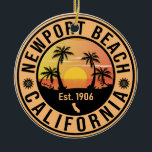 Newport Beach California Vintag Souvenirs Keramik Ornament<br><div class="desc">Dieses Retro Newport Beach von Kalifornien Vintages Design macht den Fans von Newport Beach Staat Beach zu einem Weihnachts- oder Geburtstagsgeschenk. Das Retro-Sommerdesign ist ein perfektes Geschenk für Reisende und tropische Fans.</div>