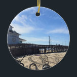 Newport Pier, Newport Beach, Kalifornien Keramik Ornament<br><div class="desc">Newport Pier in Newport Beach,  Kalifornien. Der Anlegesteg wurde 1889 erbaut und ist eine Sehenswürdigkeit von Newport Beach. Es ist ein sehr beliebter Ort für lokale Fischer und hat eine tolle Aussicht in alle Richtungen! Foto wurde im November 2022 aufgenommen.</div>