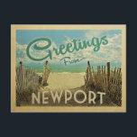 Newport Postcard Beach Vintage Travel Postkarte<br><div class="desc">Dieses Greetings From Newport Vintage Postcard Design verfügt über einen Sandstrand mit einem schönen türkisfarbenen Ozean und über dem Meer,  einem blauen Himmel mit billigen weißen Wolken. Im Vintage Reisen Stil.</div>