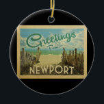 Newport Rhode Island Ornament Beach Vintag<br><div class="desc">Dieses Greetings From Newport Vintage Postcard Design verfügt über einen Sandstrand mit einem schönen türkisfarbenen Ozean und über dem Meer,  einem blauen Himmel mit billigen weißen Wolken. Im Vintage Reisen Stil.</div>