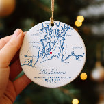 Newport, RI Wedding Our First Christmas Keramik Ornament<br><div class="desc">Feiern Sie Ihre ersten Weihnachten als Neuvermählte mit unserem speziellen Navy Blue Narragansett Bay Map-Ornament aus den Coastal Map Designs. Der perfekte Sake für die berühmten Hochzeitsstätten in Newport wie OceanCliff, Belle Mer, Bohlin, Chanler und Rosecliff, erinnert an Ihre Liebe in einem zeitlosen marineblauen Design. Fügen Sie Ihrer Urlaubsstimmung eine...</div>