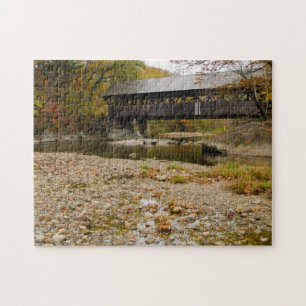 Newry Covered Bridge über den Fluss im Herbst