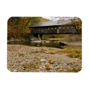 Newry Covered Bridge über den Fluss im Herbst Magnet