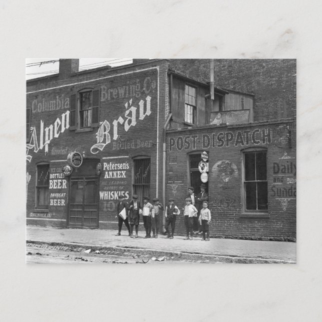 Newsboys Außerhalb eines Salons, 1910 Postkarte (Vorderseite)