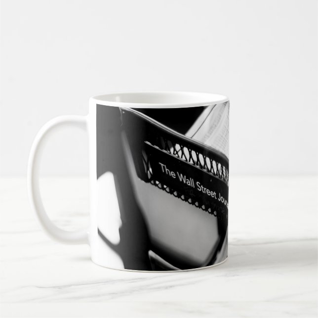 NEWSPAPIERE AUF DER WALL STREET JOURNAL RACK KAFFEETASSE (Links)