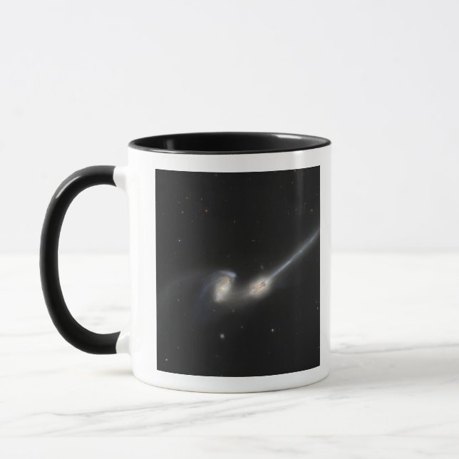 NGC 4676, auch bekannt als die Mäuseggalaxien Tasse (Links)