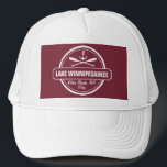 NH Lake Winnipesaukee Sonderstadt, Name, Anker Truckerkappe<br><div class="desc">Der Winnipesaukee-See, das nautische Ankerdesign von New Hampshire ist personalisiert mit Ihrer Stadt (wie Moultonborough, Wolfeboro, Meredith, Alton, Gilford, Weirs Beach, etc.) und Ihrem Namen (oder löschen). Dieses Retro-Design im Vintagen Stil zeichnet sich durch einen weißen Kreis, Anker, knisternde Paddeln und ein feines Banner aus, das den Winnipesaukee See liest....</div>
