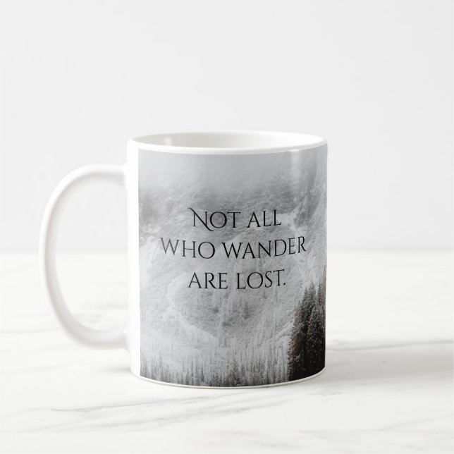 Nicht alle, die wandern, einfarbige Wälder, Berge, Kaffeetasse (Links)