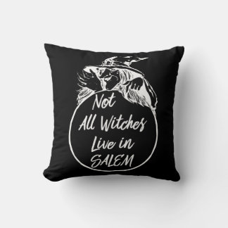 Nicht alle Hexen leben in SALEM Niedlich Halloween Kissen