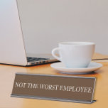 Nicht das schlechteste Mitarbeiter-Funny-Office-Ge Schreibtischnamensplakette<br><div class="desc">Dieses Design wurde mithilfe von digitaler Kunst erstellt und kann in dem Bereich personalisiert sein, der zur Verfügung gestellt wird, oder indem Sie den Klick wählen, um weitere Optionen anzupassen und den Namen, die Initialen oder die Wörter zu ändern. Sie können auch die Textfarbe und den Textstil ändern oder den...</div>