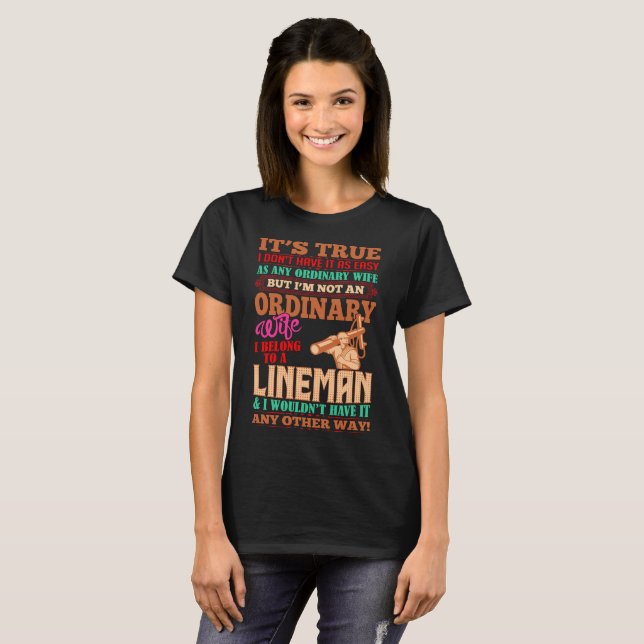 Nicht eine gewöhnliche Ehefrau gehöre ich einem T-Shirt (Vorne ganz)