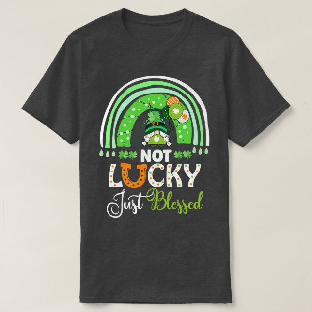 Nicht glücklich, nur gesegnet Rainbow Gnome Clover T-Shirt (Design vorne)