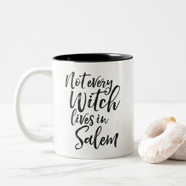 Nicht jede Hexe lebt in Salem | Funny Halloween Zweifarbige Tasse (Mit Donut)