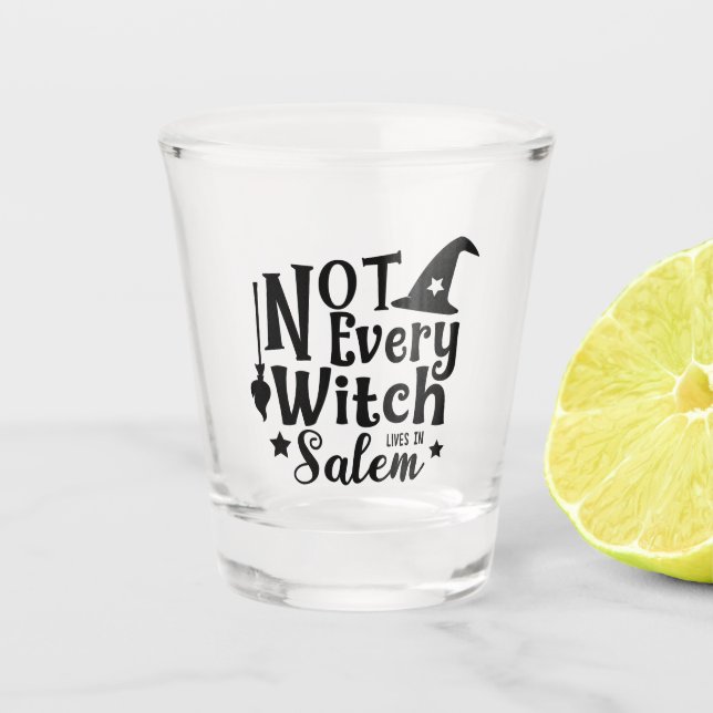 Nicht jede Hexe lebt in Salem Schnapsglas (Vorderseite)