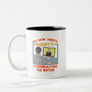 Nicht jetzt, Schätzchen. Daddy schikaniert den Bür Zweifarbige Tasse
