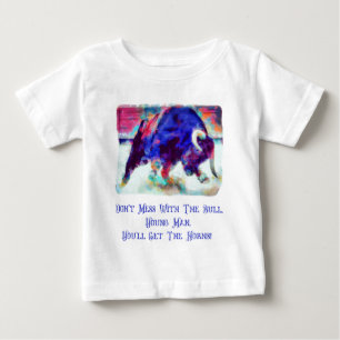 Nicht mit dem weißen T-Shirt des Bull-Kleinkindes