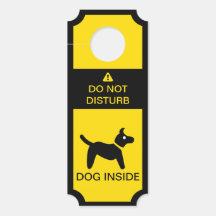 Nicht stören Vorsicht beim Hund im Inneren