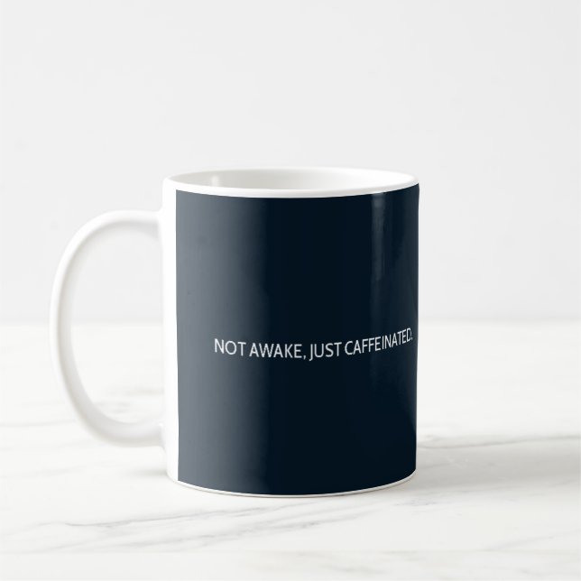 "Nicht wach, nur koffeiniert" Minimalistische Kaff Kaffeetasse (Links)