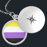Nichtbinäre Flagge Medaillon<br><div class="desc">Nicht binäre Flag Locket-Netzwerkkarte.  Silber platzierter Verschluss.  Ich habe die Anpassung geöffnet ,  sodass Sie das Bild ändern können,  die Art der Kette,  oder Text hinzufügen können.</div>