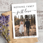 Nichts Extravagant nur Liebe Foto Hochzeit Empfang Einladung<br><div class="desc">Elegantes Entdecken oder private Hochzeitsankündigung und lässige Empfang-Einladung mit Ihrem Foto und "Nothing Extravagant Just Liebe" in einer Mischung aus einfachen Typografie und einem stilvollen Drehbuch mit Swashes. Fügen Sie unter Ihrem Foto Ihre Vornamen und Ihr Hochzeitsdatum oder Empfang ein. Auf der Rückseite personalisieren Sie Ihre Daten und fügen Sie...</div>