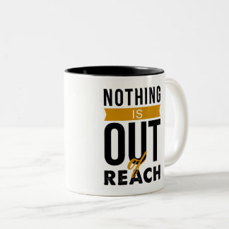 Nichts ist aus Reichweite-Tasse heraus Zweifarbige Tasse