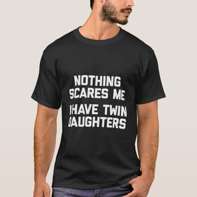 Nichts kümmert mich, ich habe zwei Töchter T - Shi T-Shirt (Vorderseite)