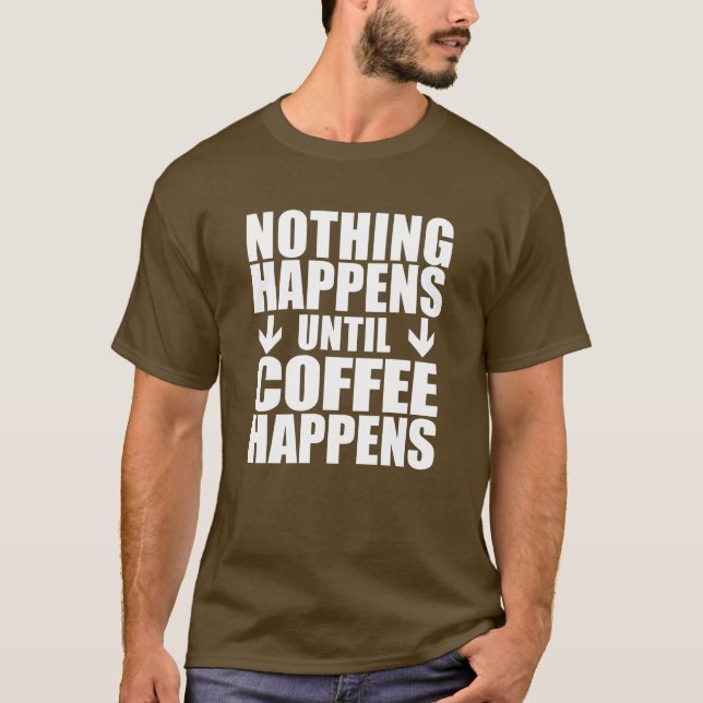 Nichts passiert, bis der Kaffee passiert (AUF DARK T-Shirt (Vorderseite)