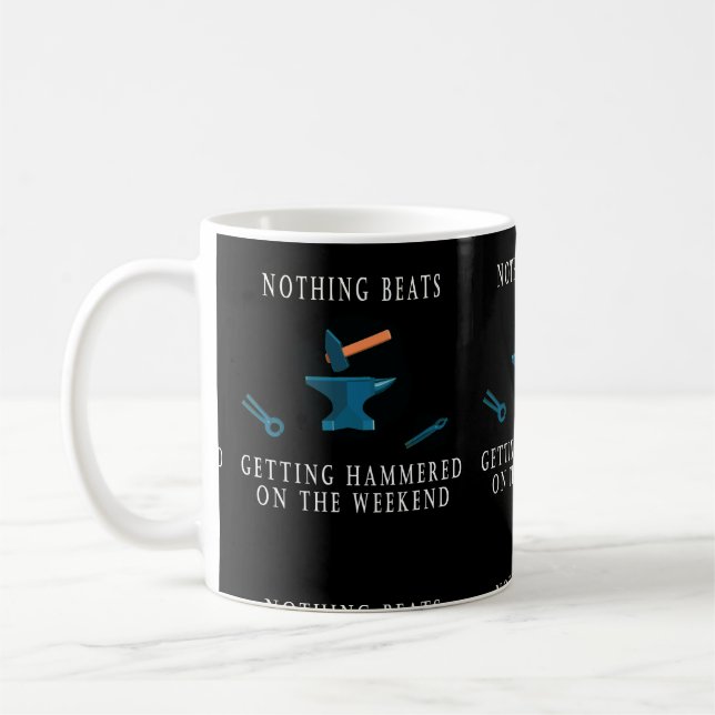 Nichts schlägt das Erhalten gehämmert am Kaffeetasse (Links)