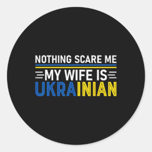 Nichts schreckt mich, meine Frau ist Ukrainerin, l Runder Aufkleber