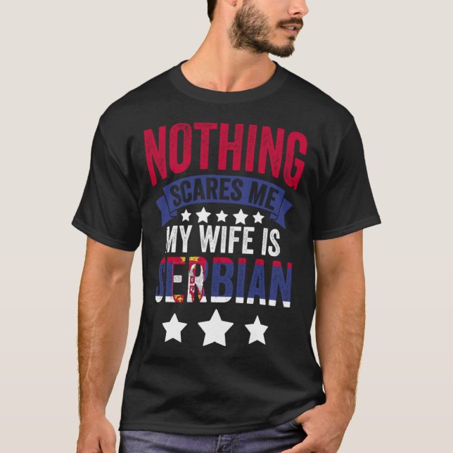 Nichts stört mich serbische Ehefrau für Serbien T-Shirt (Vorderseite)