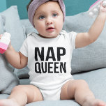 Nickerchen Queen Baby Strampler<br><div class="desc">Wer Liebe keine Nickerchen? Das Design enthält "Nickerchen Queen" in schwarzem Text.</div>