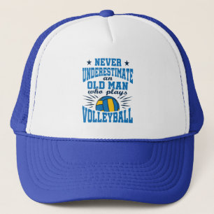 Nie den alten Mann unterschätzen, der Volleyball s Truckerkappe