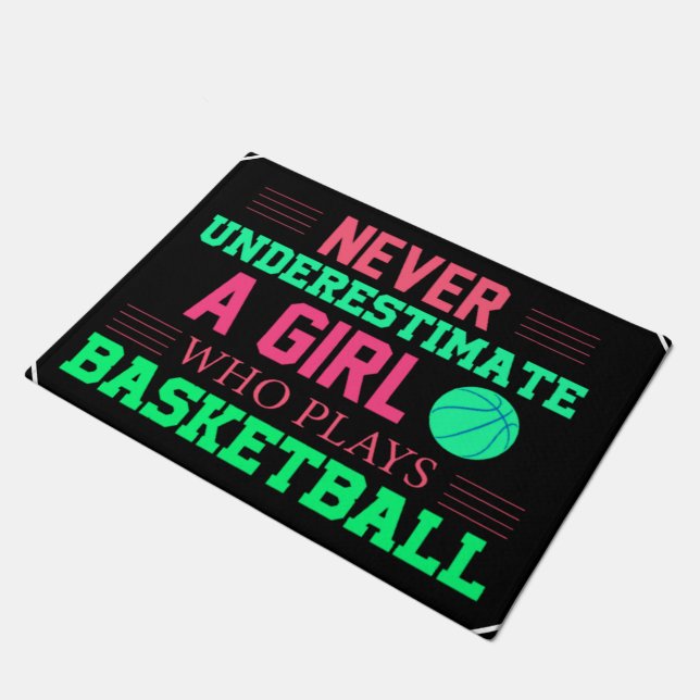 Nie ein Mädchen unterschätzen, das Basketball spie Fußmatte (Schrägansicht)