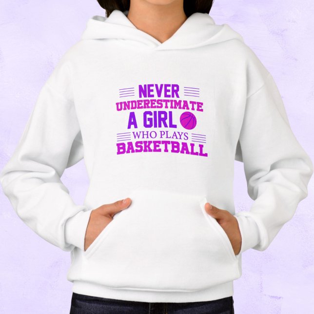 Nie ein Mädchen unterschätzen, das Basketball spie Hoodie (Von Creator hochgeladen)