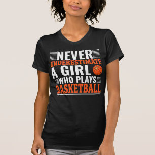 Nie ein Mädchen unterschätzen, das Basketball spie T-Shirt