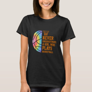 Nie ein Mädchen unterschätzen, das Basketball spie T-Shirt
