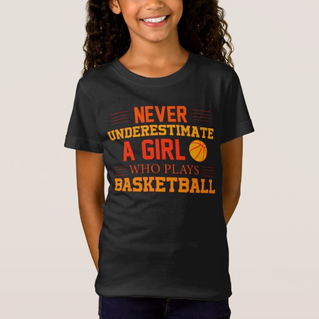 Nie ein Mädchen unterschätzen, das Basketball spie T-Shirt (Vorderseite)