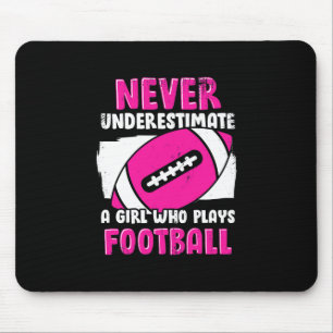 Nie ein Mädchen unterschätzen, das Fußball spielt Mousepad