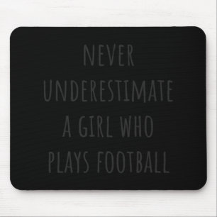 Nie ein Mädchen unterschätzen, das Fußball spielt Mousepad
