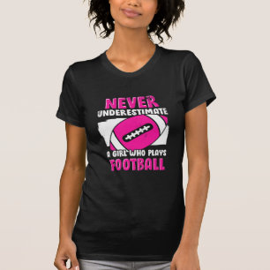 Nie ein Mädchen unterschätzen, das Fußball spielt T-Shirt