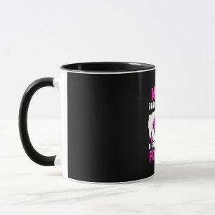 Nie ein Mädchen unterschätzen, das Fußball spielt Tasse