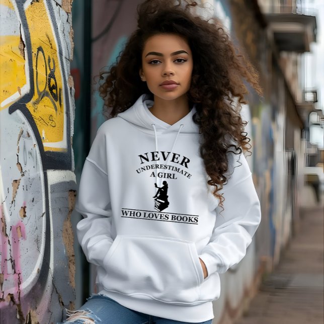 nie ein Mädchen unterschätzen, das Lieben bucht Hoodie (Von Creator hochgeladen)