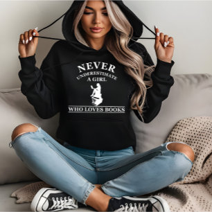 nie ein Mädchen unterschätzen, das Lieben bucht Hoodie