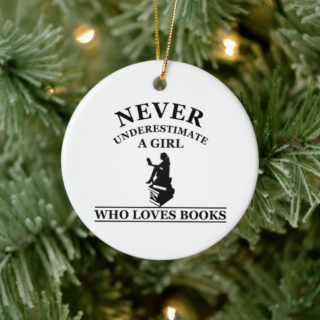 nie ein Mädchen unterschätzen, das Lieben bucht Keramik Ornament (Baum)