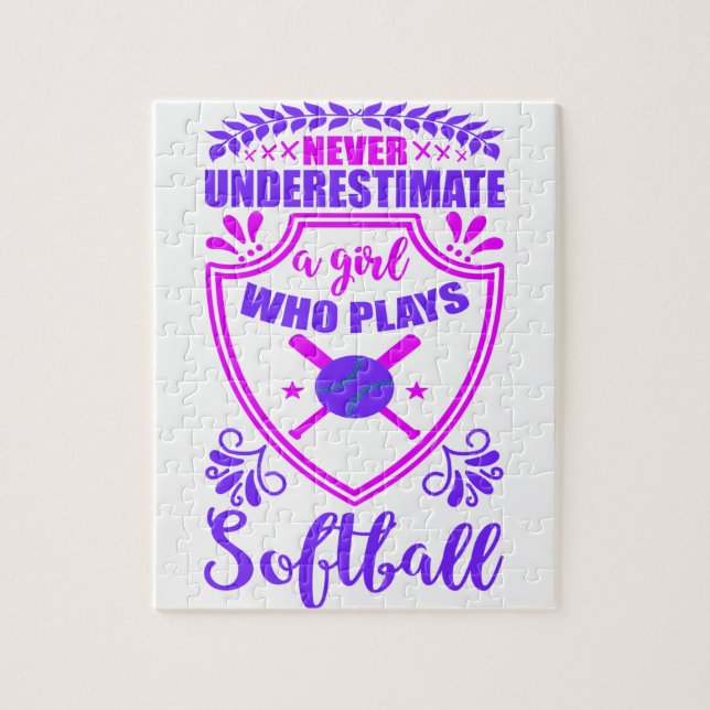 Nie ein Mädchen unterschätzen, das Softball spielt (Vertikal)