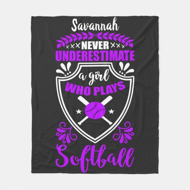 Nie ein Mädchen unterschätzen, das Softball spielt Fleecedecke (Vorderseite)