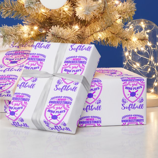 Nie ein Mädchen unterschätzen, das Softball spielt Geschenkpapier (Feiertage)