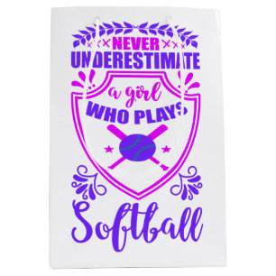 Nie ein Mädchen unterschätzen, das Softball spielt Mittlere Geschenktüte