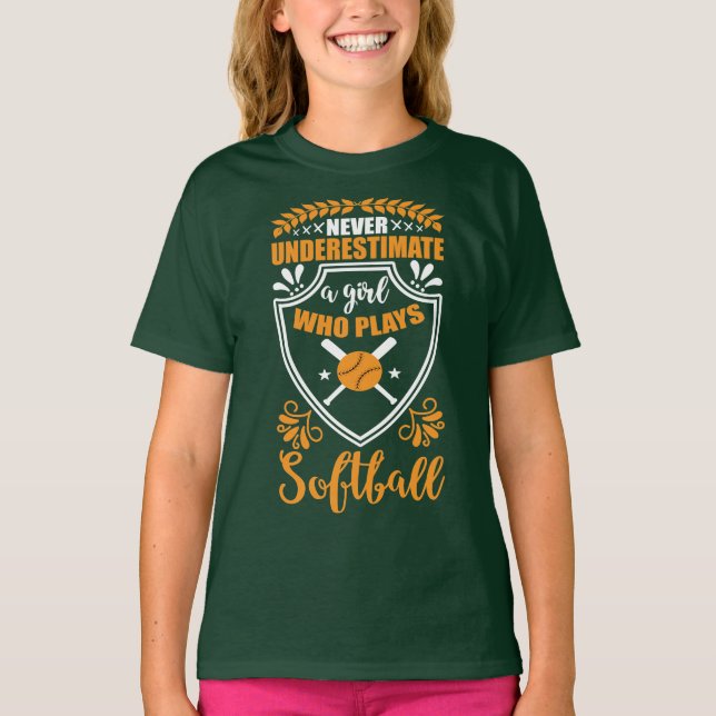 Nie ein Mädchen unterschätzen, das Softball spielt T-Shirt (Vorderseite)